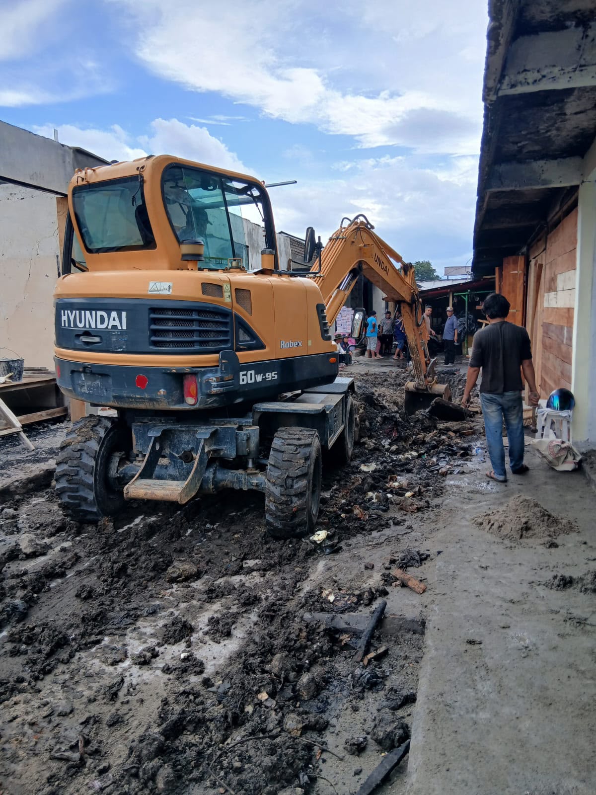 Pemkot Pematangsiantar Salurkan Bantuan Tahap 1 ke 41 Pedagang Pasar Dwikora, 141 Kios Disiapkan untuk Relokasi