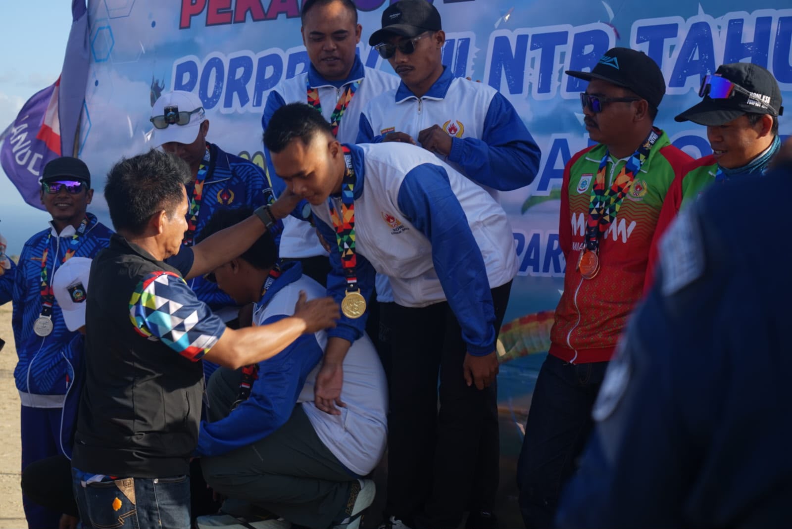 Personel Ditpolairud Polda NTB Bripda Yafi Karnia Rahman Sumbang Medali Emas Paralayang untuk Lombok Barat di Porprov 2026
