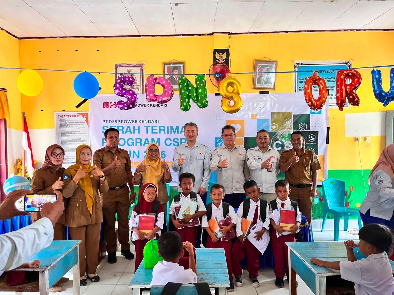 65 Siswa di Moramo Utara Terima Bantuan Seragam dan Perlengkapan Sekolah dari PT DSSP Power Kendari