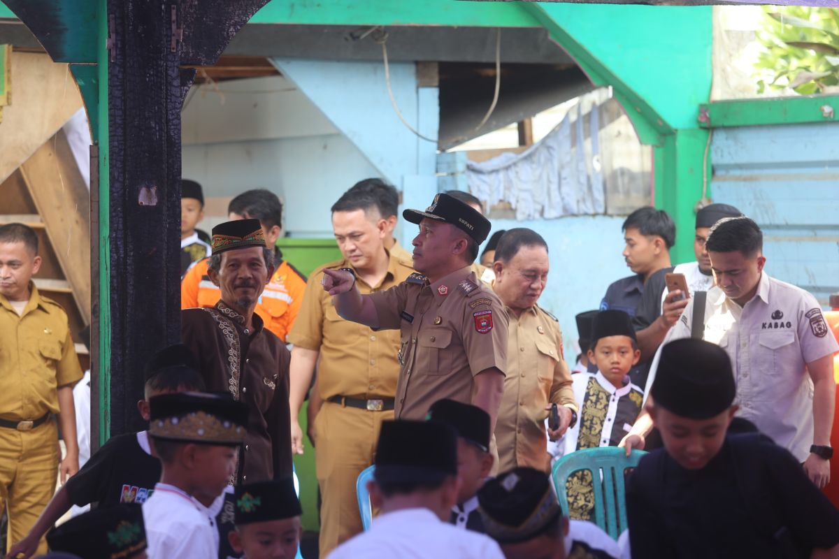 Bupati Lampung Barat Serahkan Bantuan untuk TPA Sunan Bonang yang Terbakar, Kerugian Capai Rp300 Juta