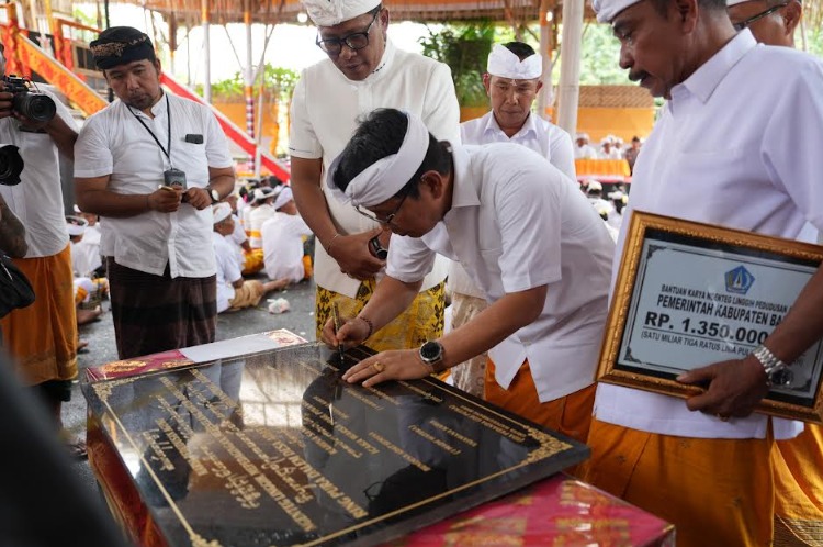 Bupati Badung Serahkan Hibah Rp 1,35 Miliar untuk Karya Agung di Pura Dalem Desa Adat Semana, Apresiasi Gotong Royong Krama