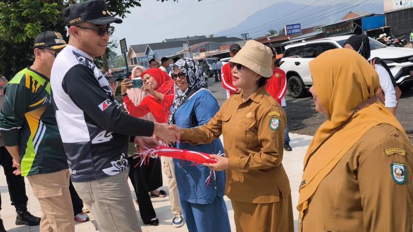 Bupati Kepahiang Zurdi Nata Bagikan Ribuan Bendera Merah Putih di Tugu Kopi, Ajak Warga Kibarkan Selama Agustus