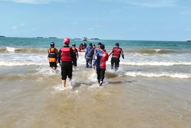 Tim SAR Gabungan Evakuasi Anak 12 Tahun Tenggelam di Pantai Kemala Balikpapan, Korban Ditemukan Meninggal