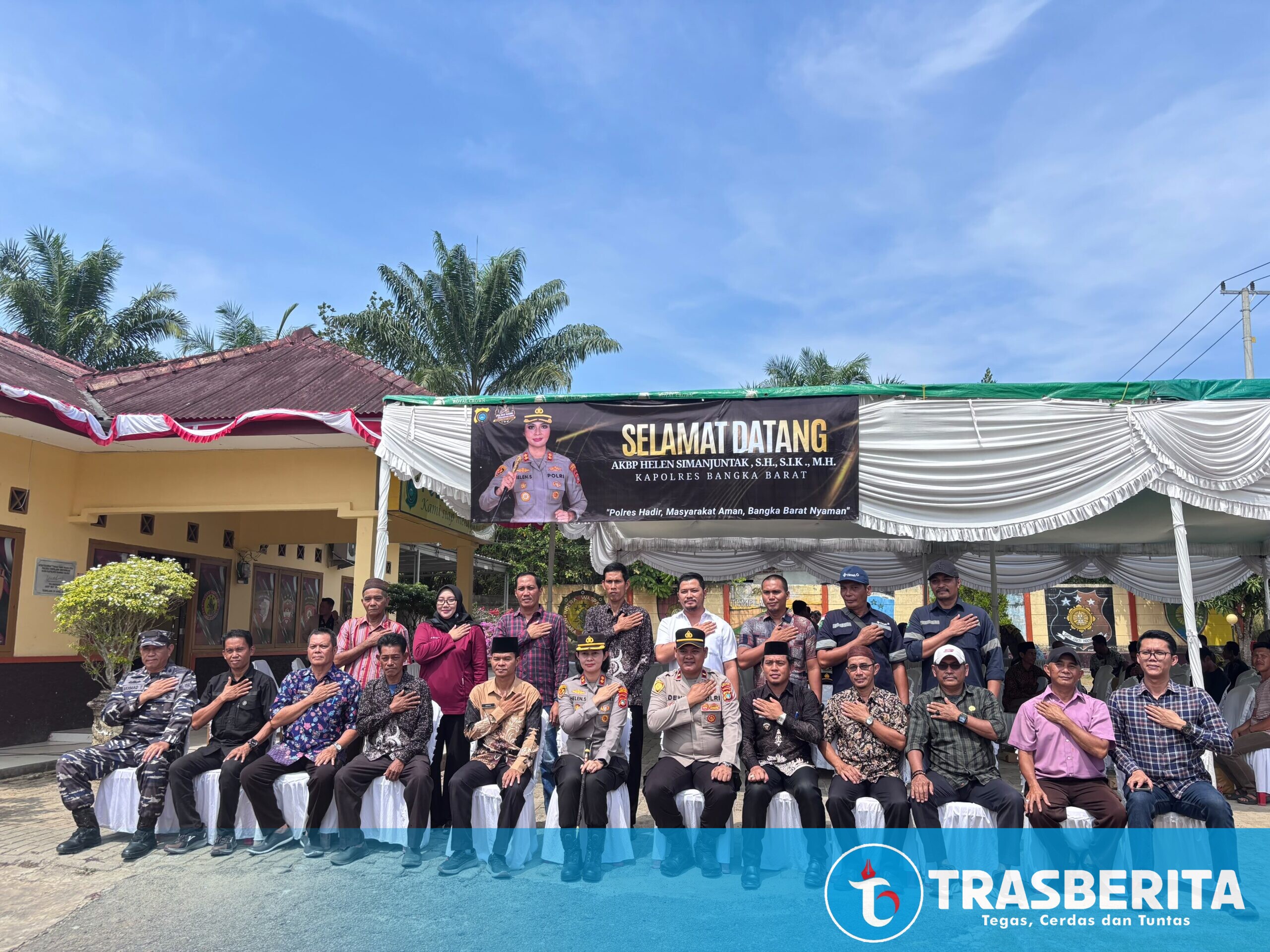 Kapolres Bangka Barat Kunjungi Polsek Tempilang, Tekankan Sinergi Forkopimcam hingga Serahkan Bantuan ke 10 Warga