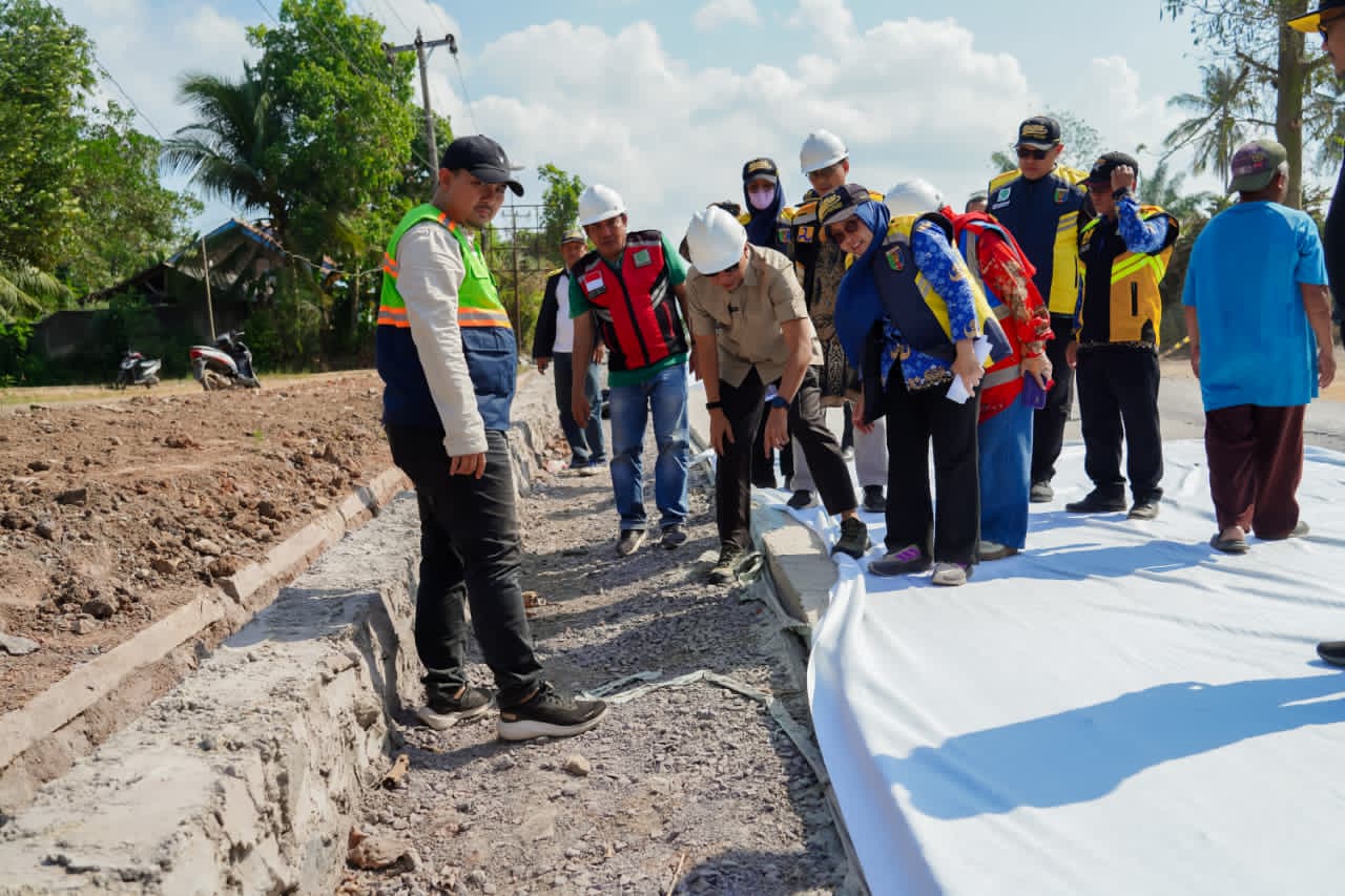 Gubernur Lampung Tinjau Perbaikan Jalan Gunung Sugih-Kota Gajah, 600 Meter Pakai Rigid Beton Agar Tahan Banjir