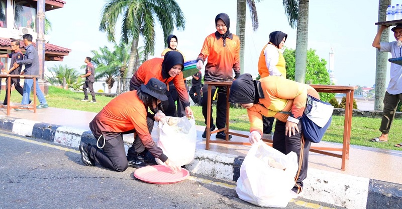 Sambut Hari Bhayangkara ke-80, Polda Jambi dan Warga Gotong Royong Bersihkan Kawasan Ancol Tanam Puluhan Pohon