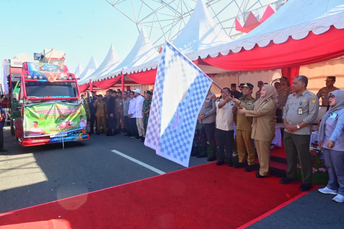 Gubernur Sulsel Andi Sudirman Salurkan Bantuan Bibit dan Alsintan Senilai Rp323 Miliar untuk 24 Kabupaten/Kota
