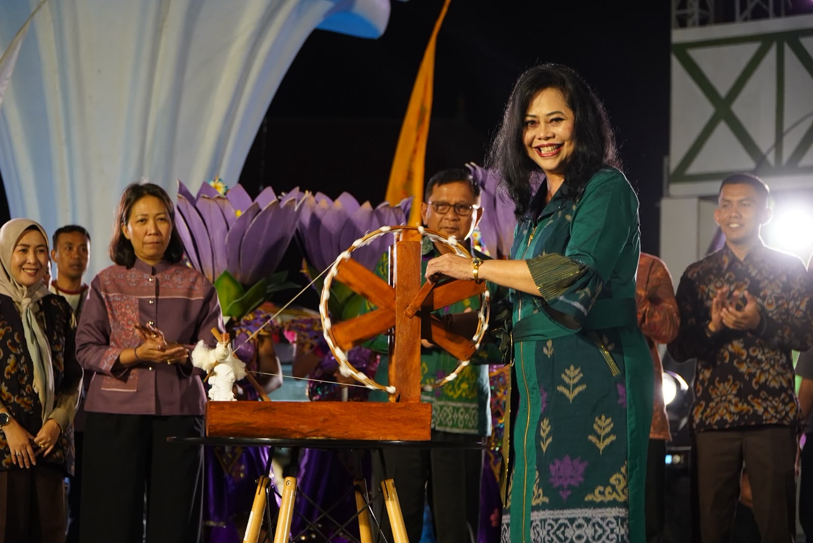 Motif Bunga Teratai Kini Hadir di Kain Tenun, Dekranasda Buleleng Rilis Endek Tunjung Ungu di BulFest 2026