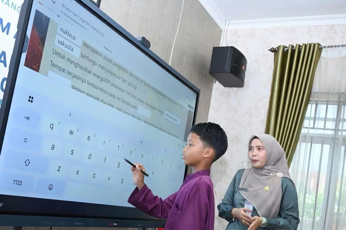 Guru di Tanjungpinang Rasakan Manfaat Papan Interaktif Digital, Murid Jadi Lebih Aktif Belajar