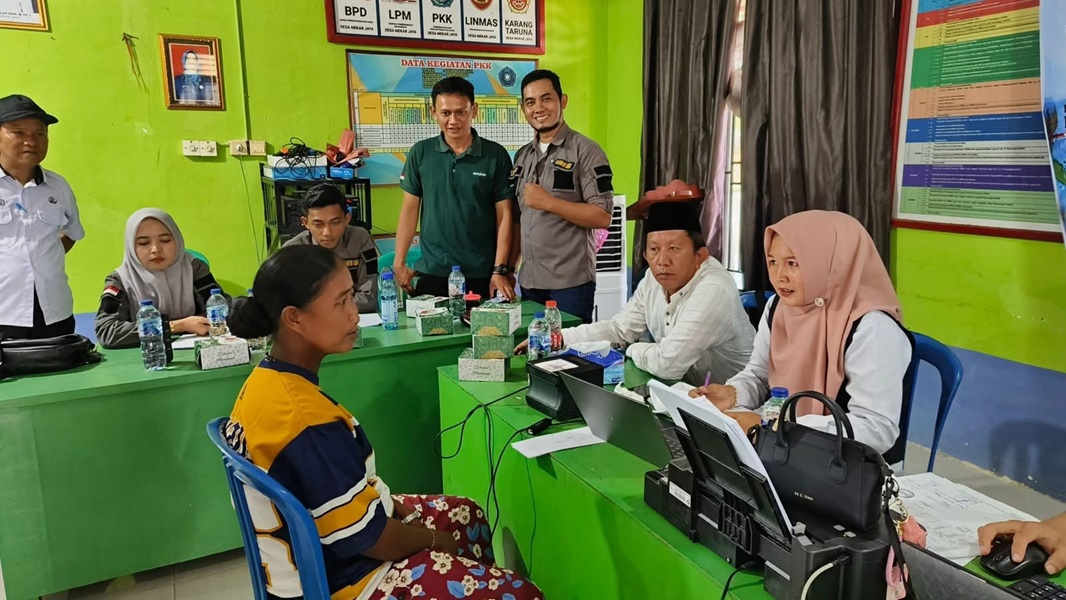 PT SAL Gandeng Disdukcapil Merangin dan Desa Mekar Jaya, Puluhan Warga Suku Anak Dalam Rekam KTP dan Dapat Layanan Kesehatan Gratis