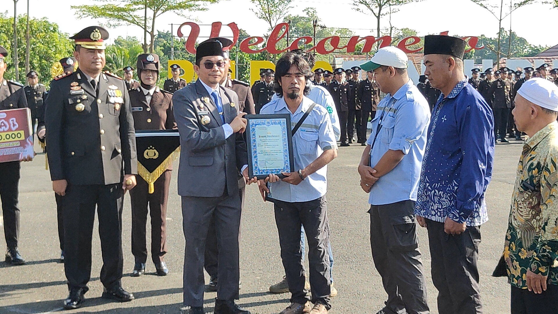 3 Penyelam Jhonlin Grup Dapat Penghargaan dari Bupati Tanah Bumbu dan Kapolres di HUT Bhayangkara ke-80