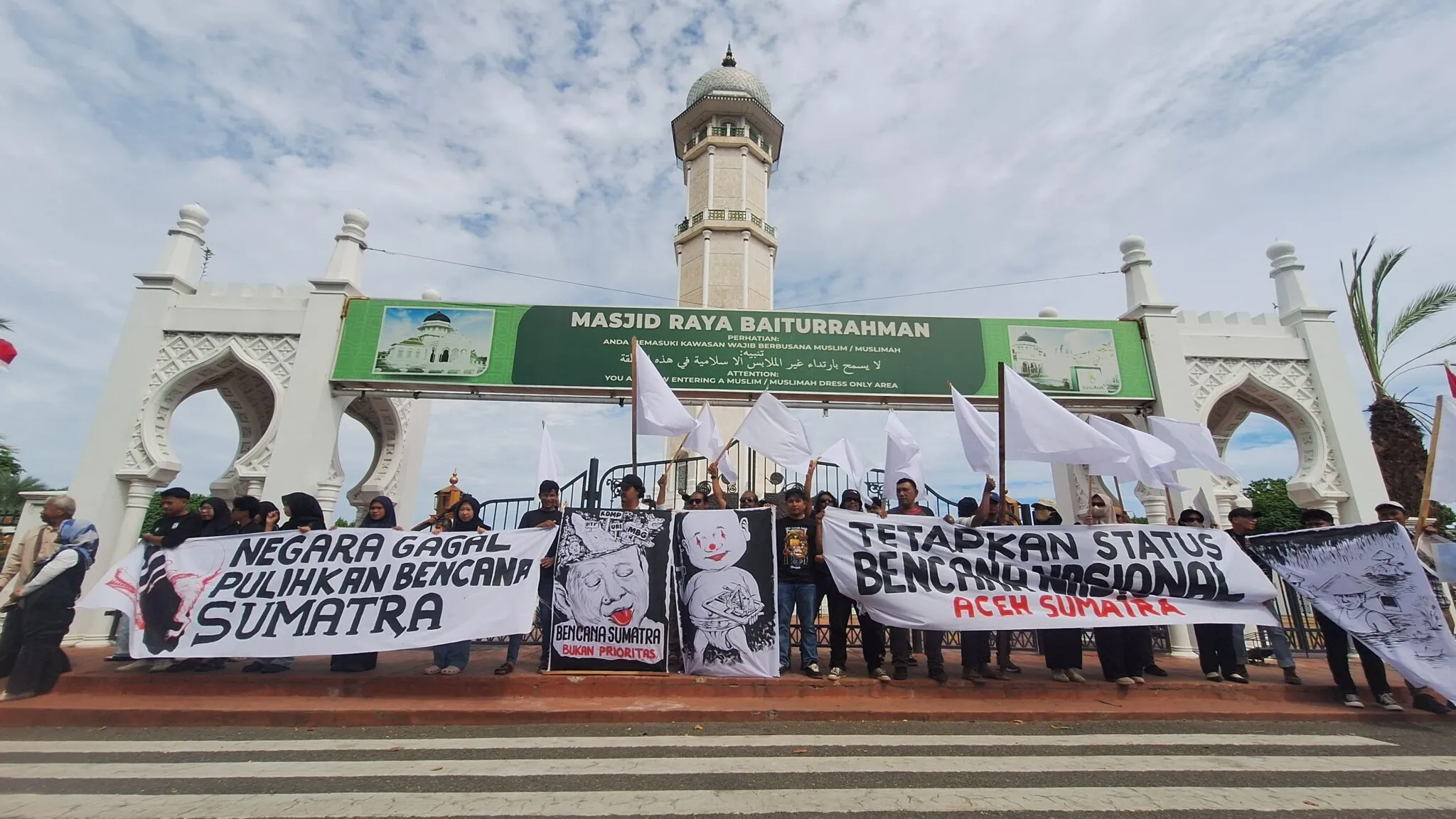 Koalisi Masyarakat Sipil Kibarkan Bendera Putih di Banda Aceh, Desak Status Bencana Nasional untuk Pemulihan Aceh-Sumut-Sumbar