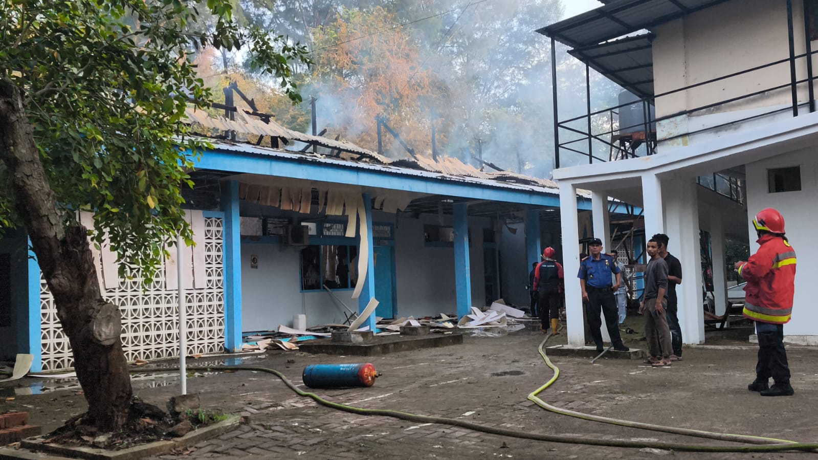 Kebakaran Laboratorium Pertanian Lama USK di Banda Aceh, 6 Kendaraan Hangus dan Kaca Bangunan Pecah