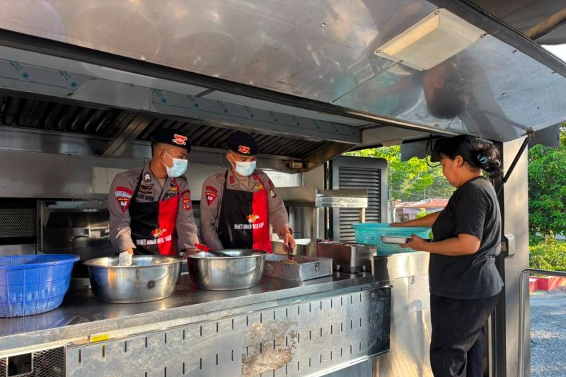 Kebakaran Hanguskan 9 Rumah di Poso, Satbrimob Siapkan Tenda Darurat dan Dapur Lapangan untuk 35 Jiwa