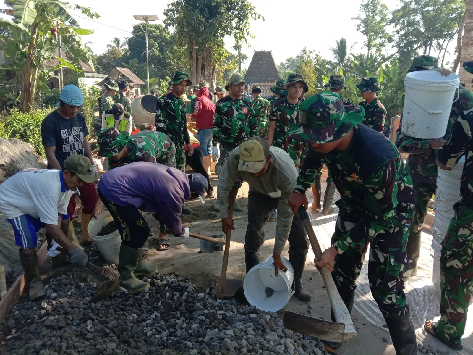 Warga Desa Cukil Gotong Royong Angkut Material Batu Bersama Satgas TMMD Reguler ke-129 Kodim Salatiga
