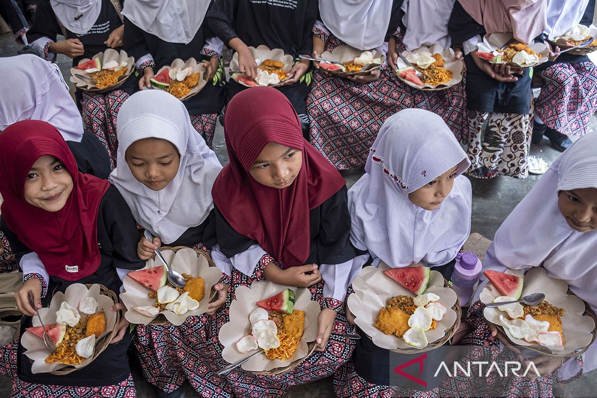 Tradisi Tutup Taun Ngemban Taun di Kampung Adat Cirendeu Cimahi, Anak-Anak Santap Rasi Goreng sebagai Wujud Syukur