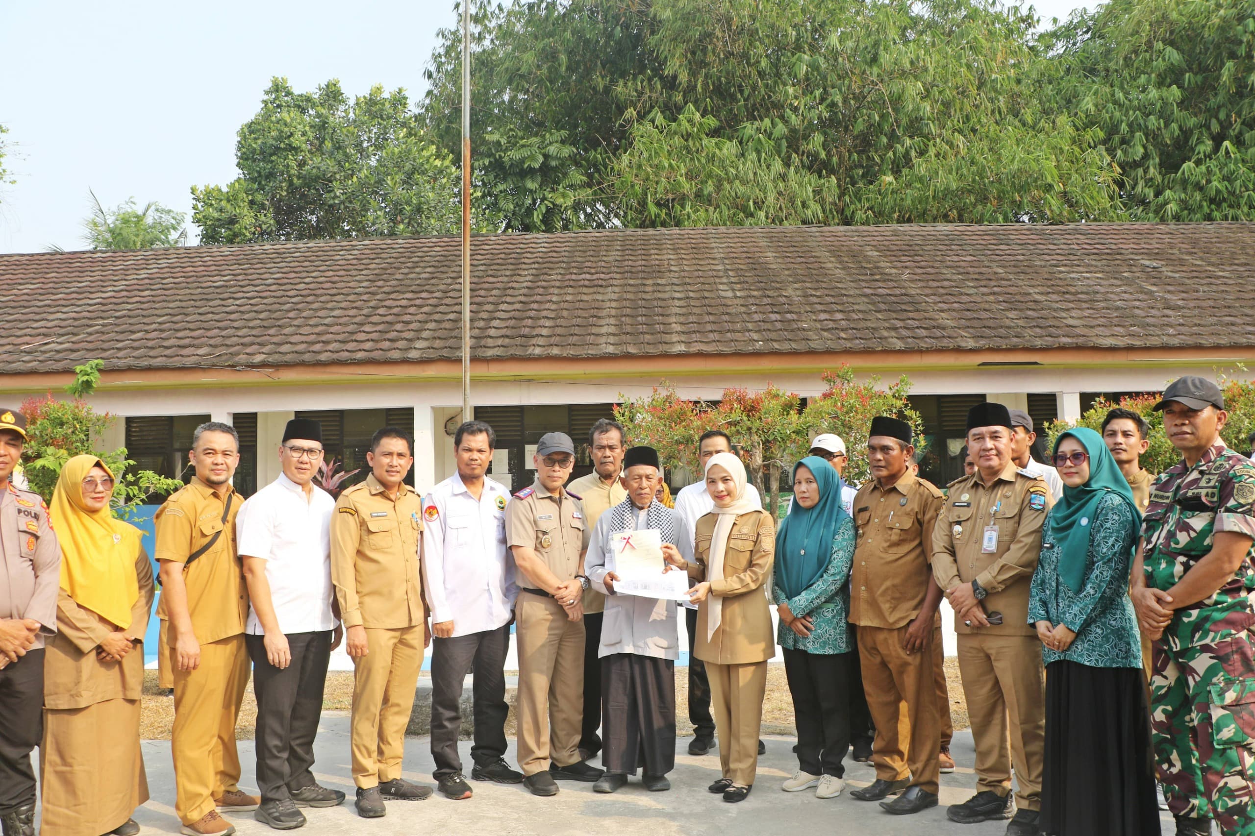 Bupati Serang Ratu Zakiyah Bagikan 53 Sertipikat Tanah Door to Door di Kopo, Gratis dan Proses Tiga Bulan