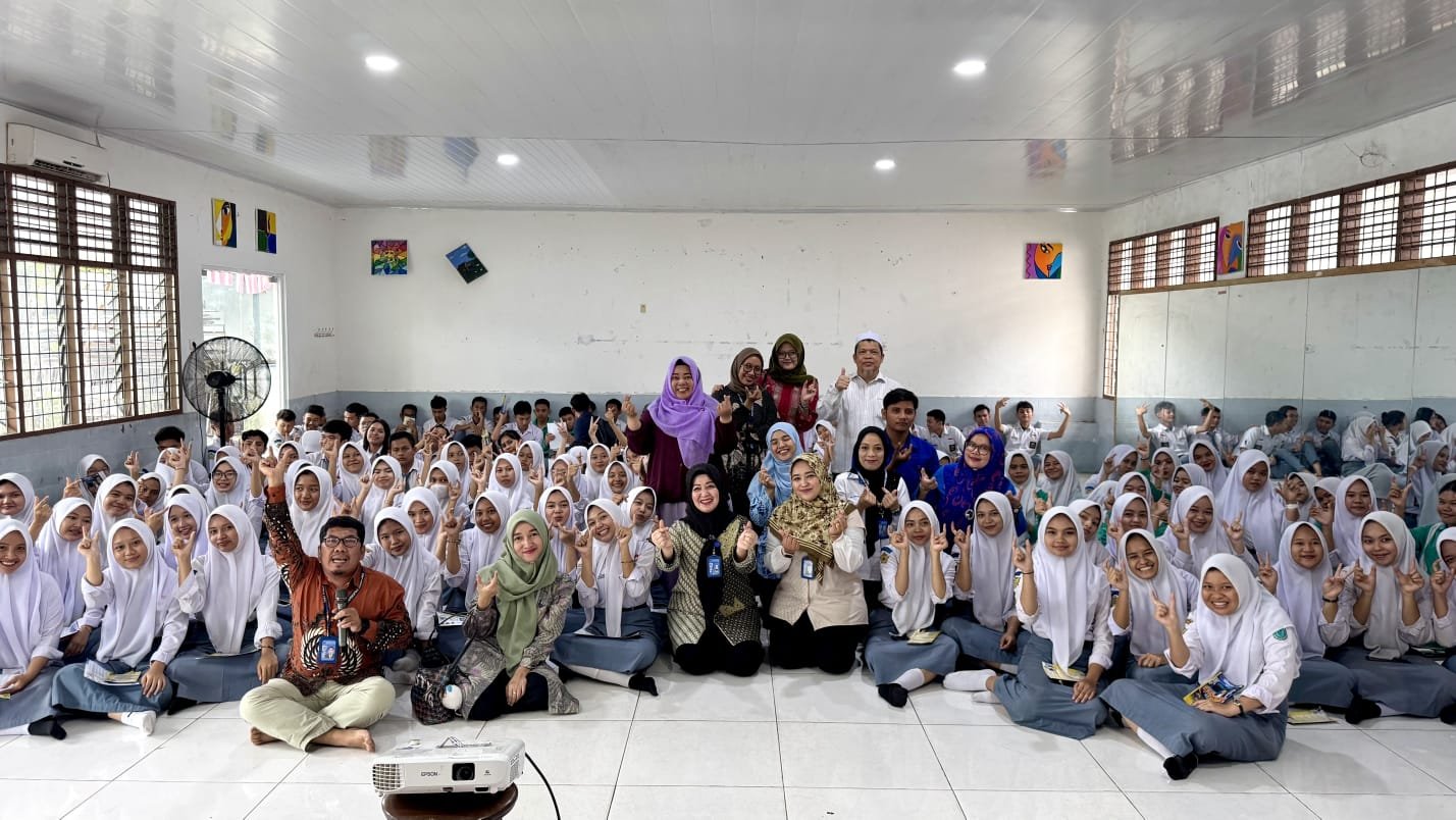 Tanamkan Green Mindset di SMAN 13 Medan, Dosen FEB UMA Bekali Siswa Kelas 12 dengan Inovasi Daur Ulang Bernilai Ekonomi
