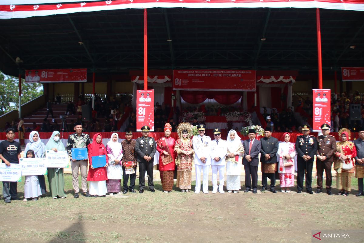 Bupati Pesisir Selatan Serahkan Santunan BPJS Ketenagakerjaan Rp 379 Juta di Upacara HUT ke-81 RI
