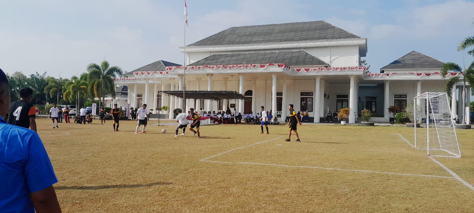 Turnamen Mini Soccer Antar OPD di Kaur Resmi Dibuka, Bupati Cetak Gol Pembuka Kemenangan Tim Sekretariat