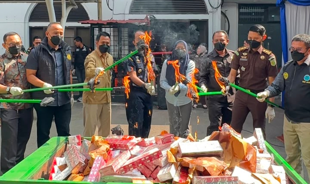 Kejari Kota Bandung Musnahkan 320.800 Batang Rokok Ilegal dan 12,5 Kg Ganja dari 114 Perkara