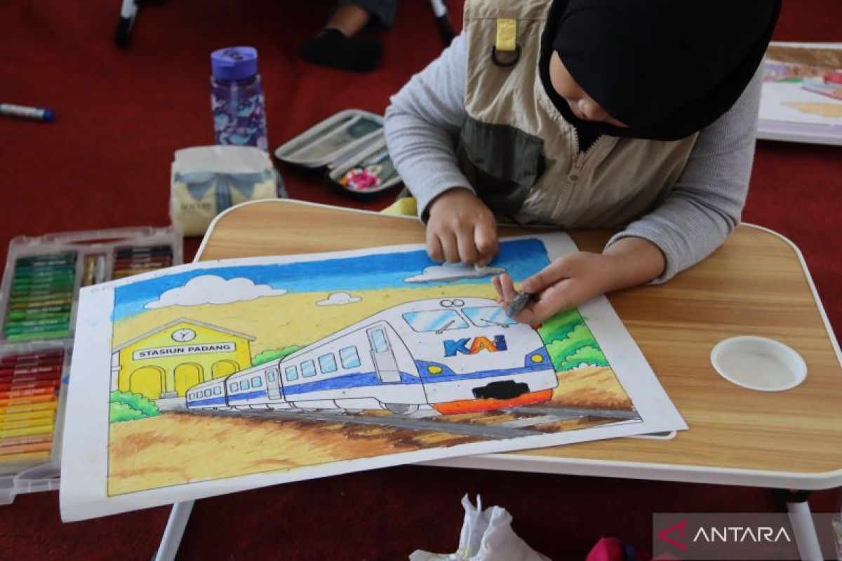 48 Anak Meriahkan Lomba Mewarnai di Peron Stasiun Padang, PT KAI Sumbar Rayakan Hari Anak Nasional