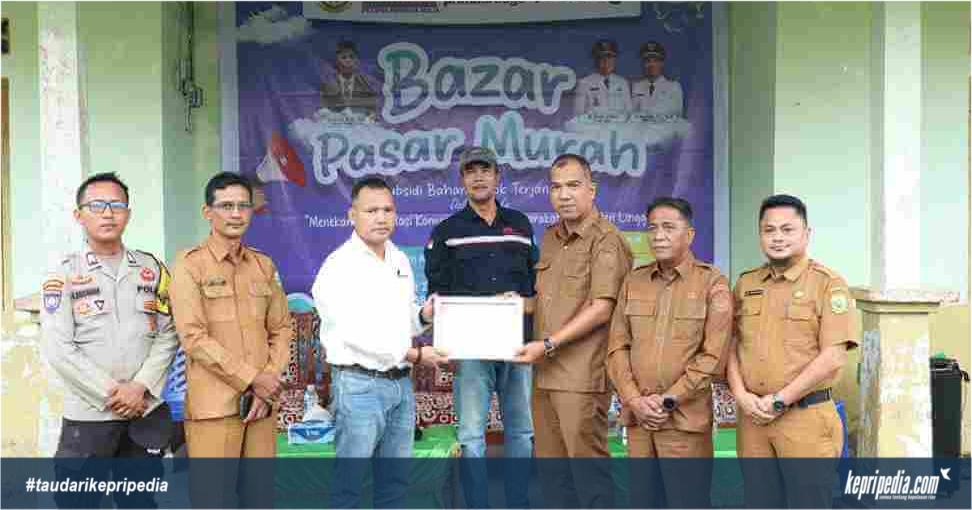 Pemkab Lingga dan PT CPM Gelar Bazar Pasar Murah di Desa Bukit Langkap, 2.000 Kg Beras Ludes Diserbu Warga