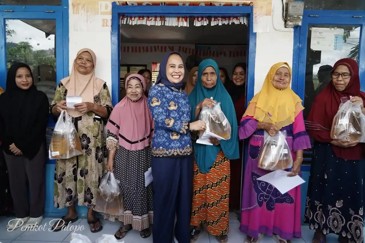 Wali Kota Palopo Naili Trisal Salurkan Bantuan Pangan ke 2.417 KPM di Sendana dan Mungkajang, Tiap Keluarga Dapat 20 Kg Beras