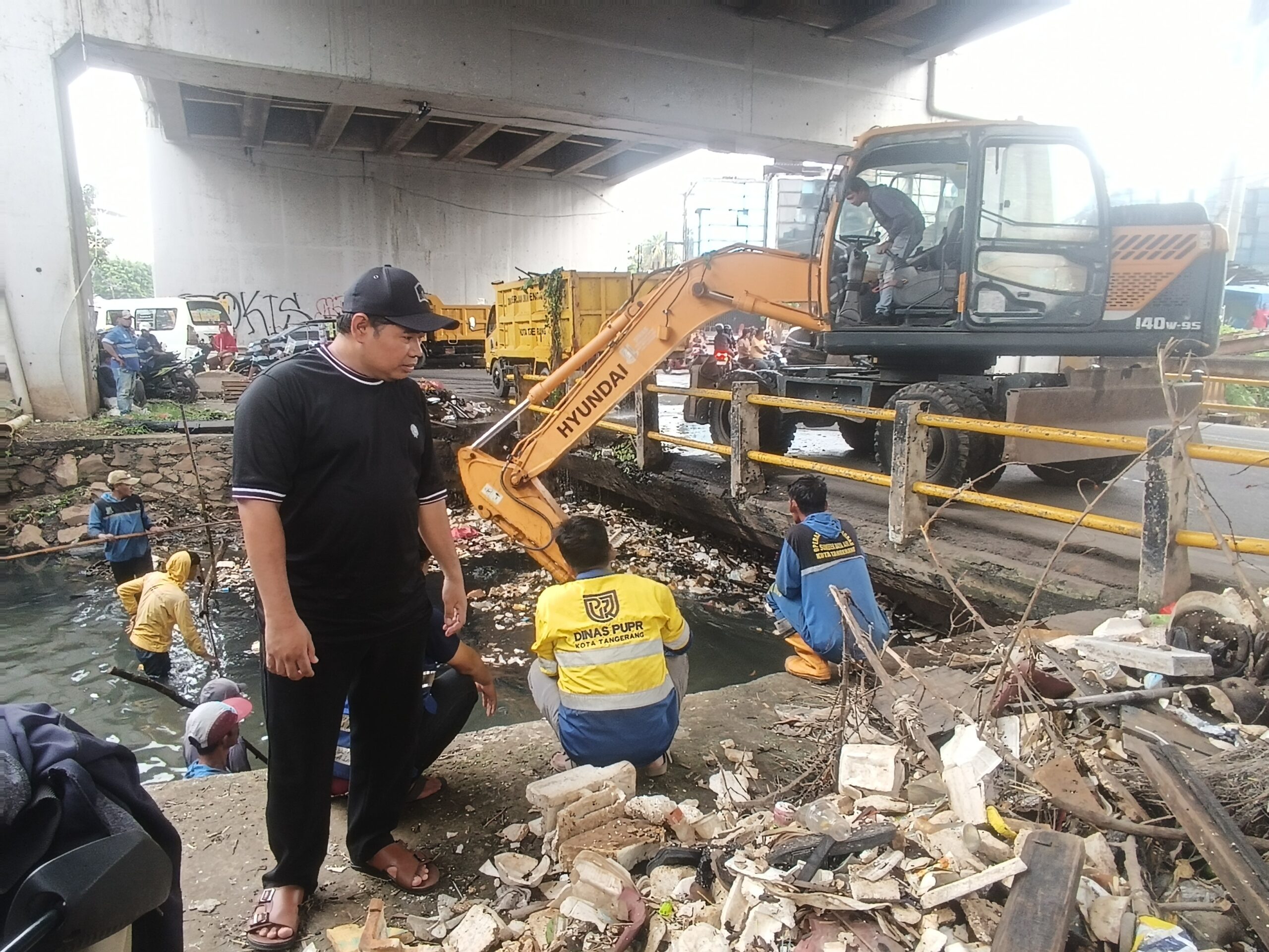Anggota DPRD Kota Tangerang Hendra Gunawan Turun Langsung Bebersih Kali Sabi, 39,7 Ton Sampah Diangkut
