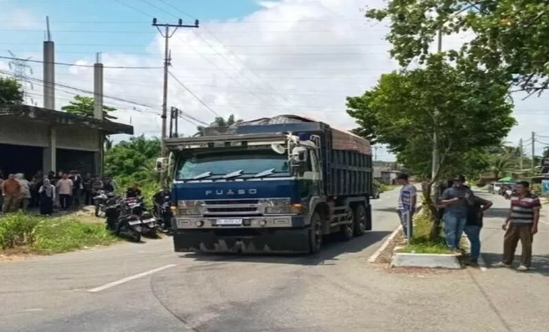 DPRK Aceh Barat Rekomendasikan Penghentian Truk Abu Batubara di Kawasan Sekolah Alue Peunyareng