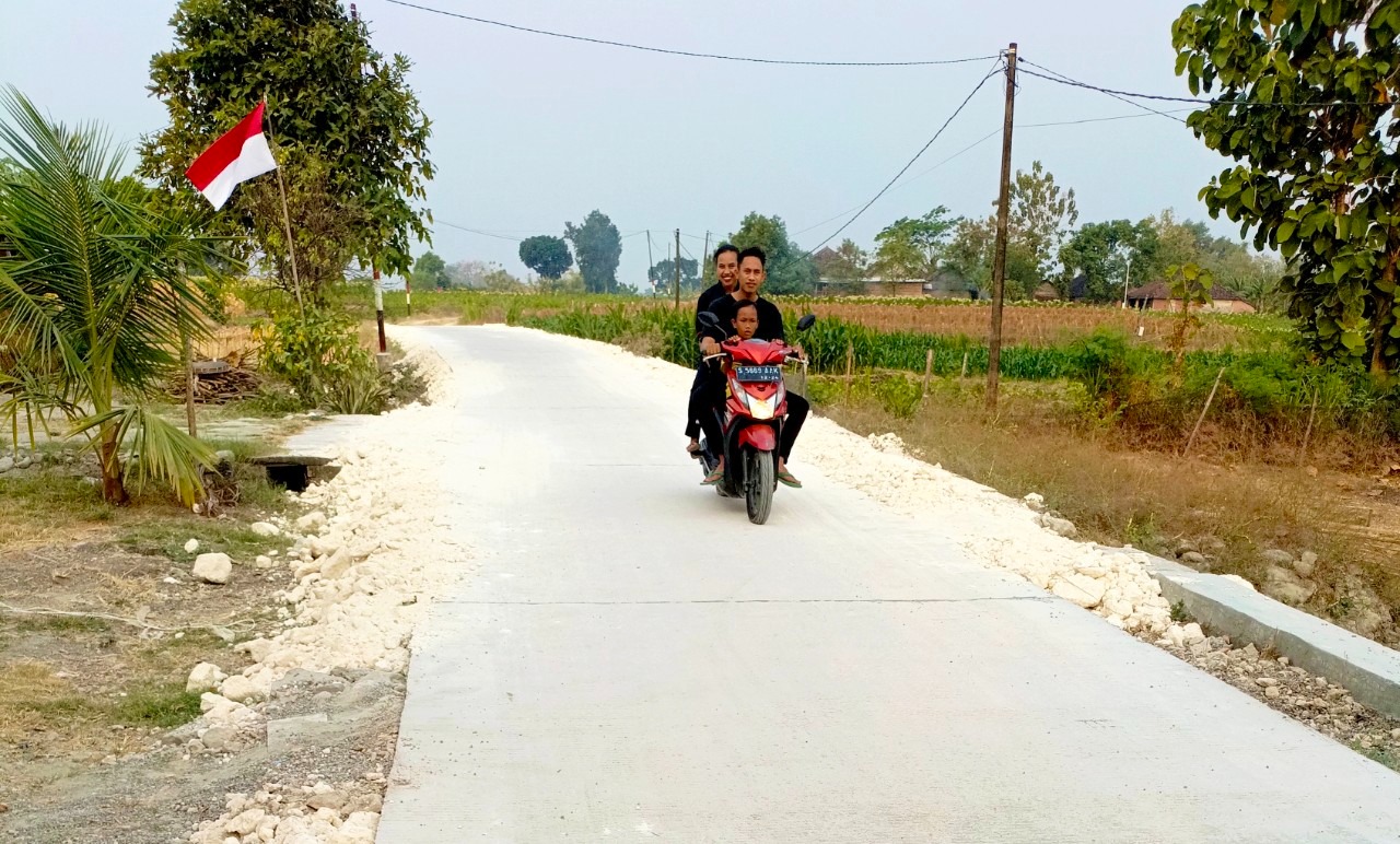 Jalan Cor Beton TMMD ke-129 di Kedungpandan Bojonegoro Rampung 100 Persen, Warga Mulai Angkut Hasil Tani