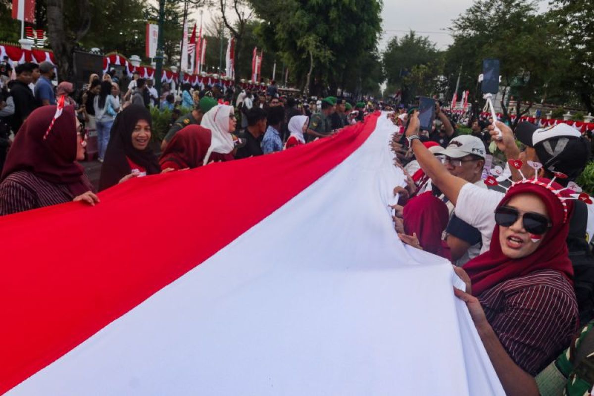 Jogja Merah Putih: Ribuan Warga dan Sri Sultan Bentang Bendera 481 Meter di Malioboro