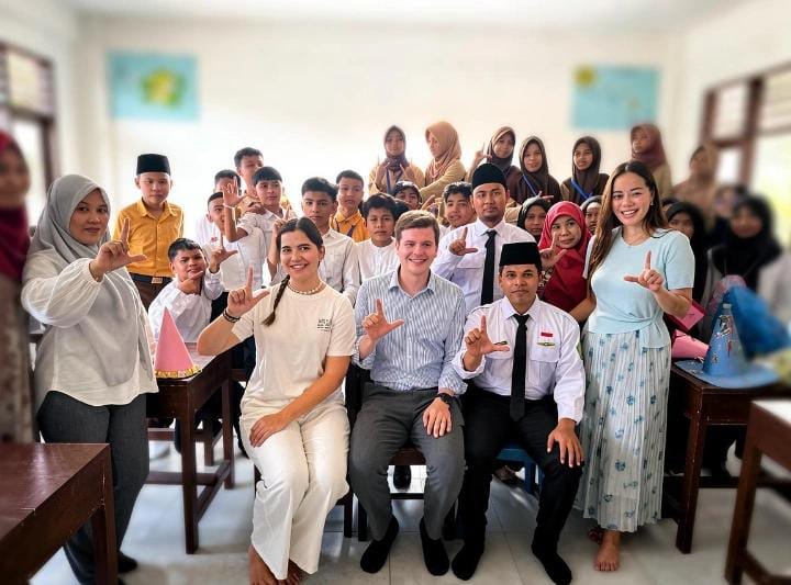 Siswa SMP di Lombok Dapat Kejutan MPLS, Motivasi dari Pemuda Jerman yang Lancar Bahasa Indonesia