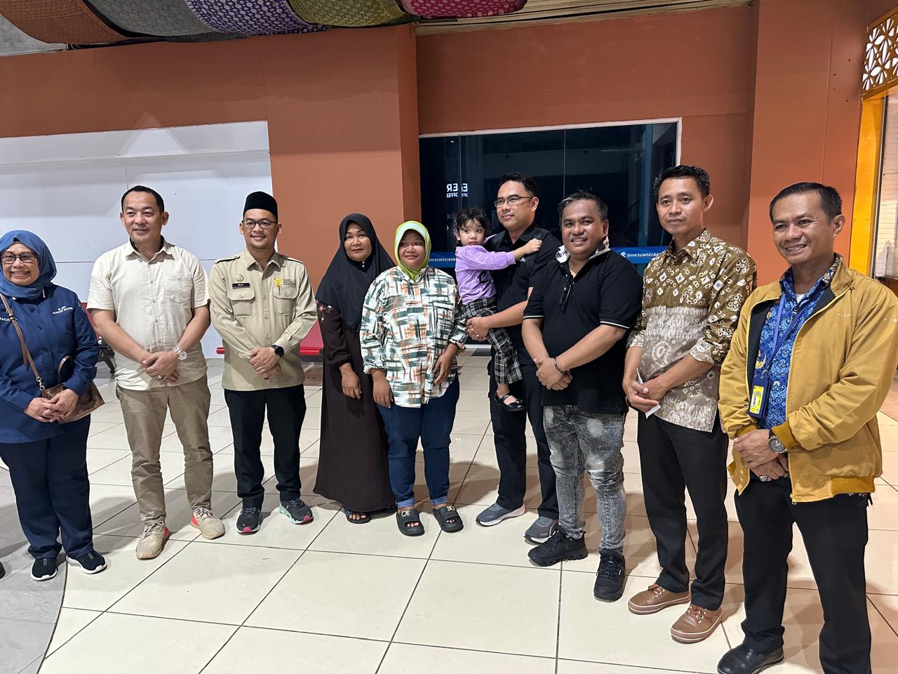 Pemkab Muba Fasilitasi Kepulangan Anak PMI Terlantar dari Johor Bahru, Diserahkan ke Ibu Kandung di Bandara Palembang