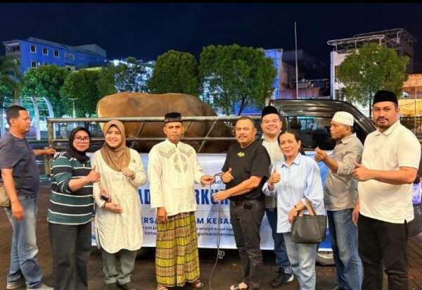 Ketum Kadin Maluku Sam Latuconsina Serahkan Satu Ekor Sapi Kurban ke Masjid Al Fatah Ambon untuk Iduladha 1447 H
