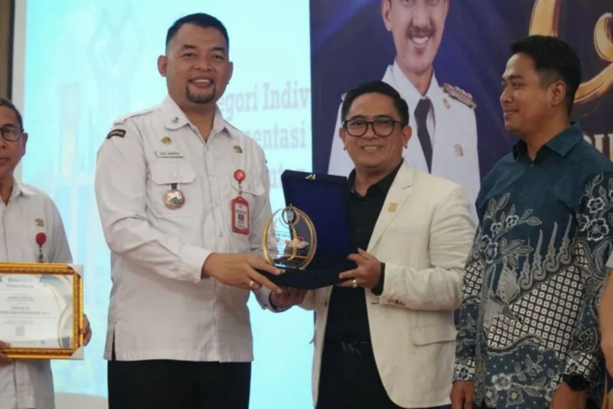 Pemprov Kalsel Luncurkan SINAR Percepat Pelayanan, PLN UID Kalselteng Raih CSR Award Kabupaten Banjar