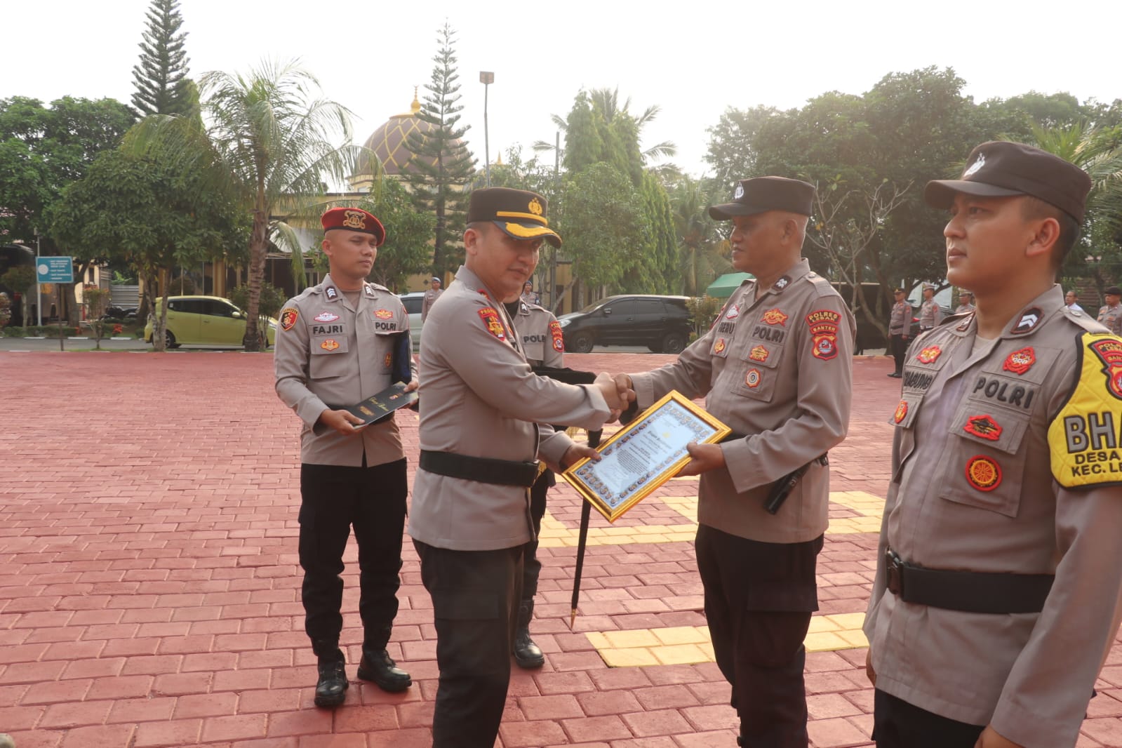 Kapolres Lebak Beri Penghargaan ke Dua Personel Berprestasi, Briptu Tri Agung dan Aiptu Heru Raih Apresiasi
