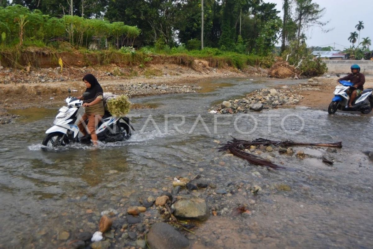 Warga Padang Pilih Nekat Seberangi Sungai Batang Belimbing demi Hemat Waktu, Jembatan Utama Sedang Diperbaiki