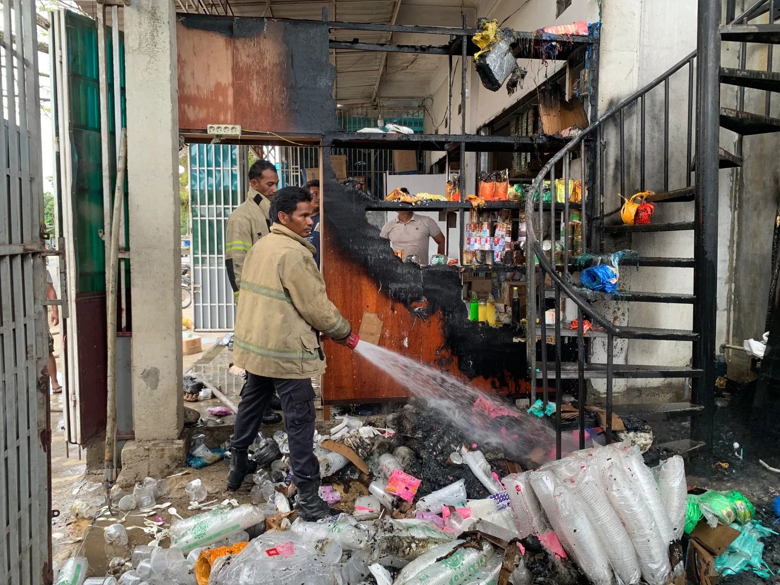 Toko Na Plastik di Aceh Besar Terbakar, Rak dan Stok Gelas Plastik Ludes, Kerugian Capai Puluhan Juta