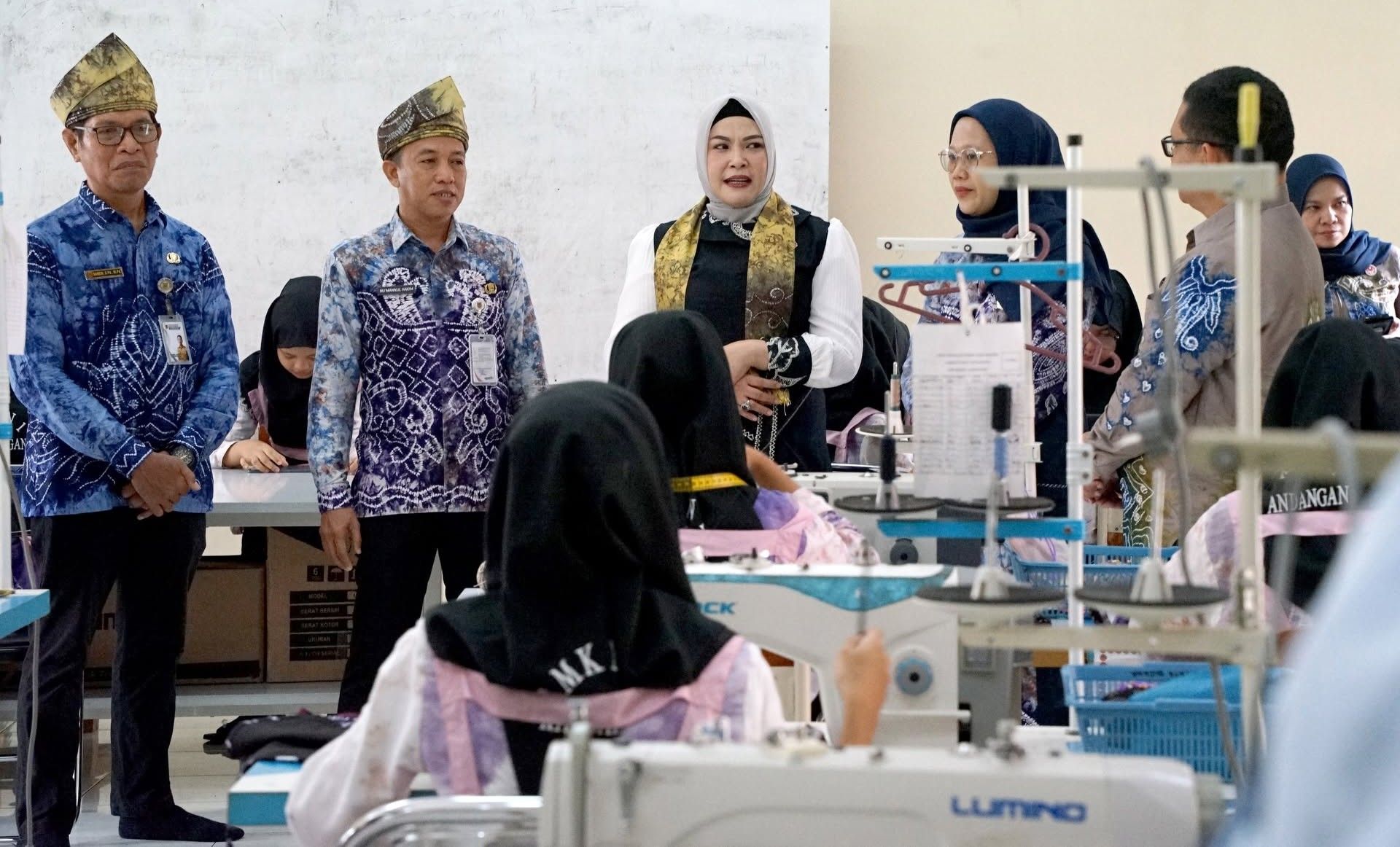 Ketua Dekranasda HSS Apresiasi Kreativitas Siswi SMKN 1 Kandangan Olah Sasirangan Jadi Jaket hingga Busana Siap Pakai