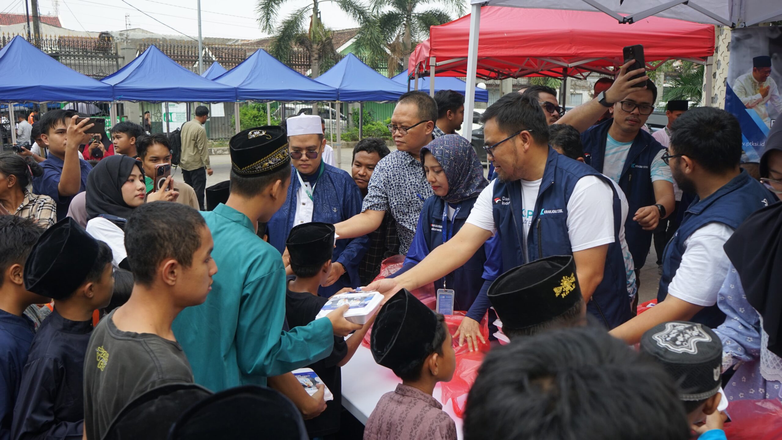 Jumat Berkah, PT KSI dan Krakatau Steel Group Bagikan 500 Kotak Makan Siang ke Warga Sekitar Masjid Agung Cilegon