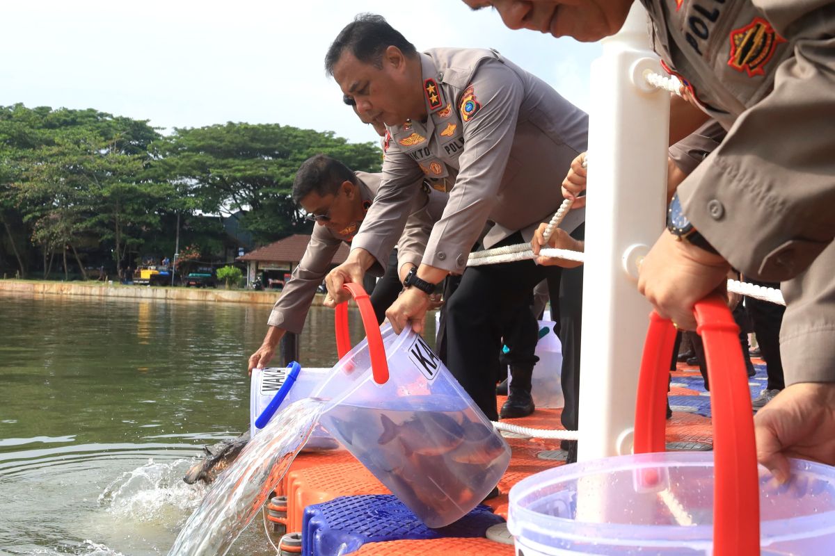 Kapolda Babel Tebar 8.000 Benih Ikan di Kolam Bhaypark Pangkalpinang, Siapkan Lomba Mancing HUT Bhayangkara ke-80