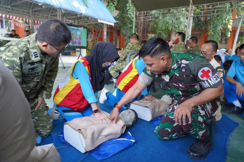 Kodam XXIII/Palaka Wira Latih 100 Pelajar SMAN 3 Palu Keterampilan Bantuan Hidup Dasar