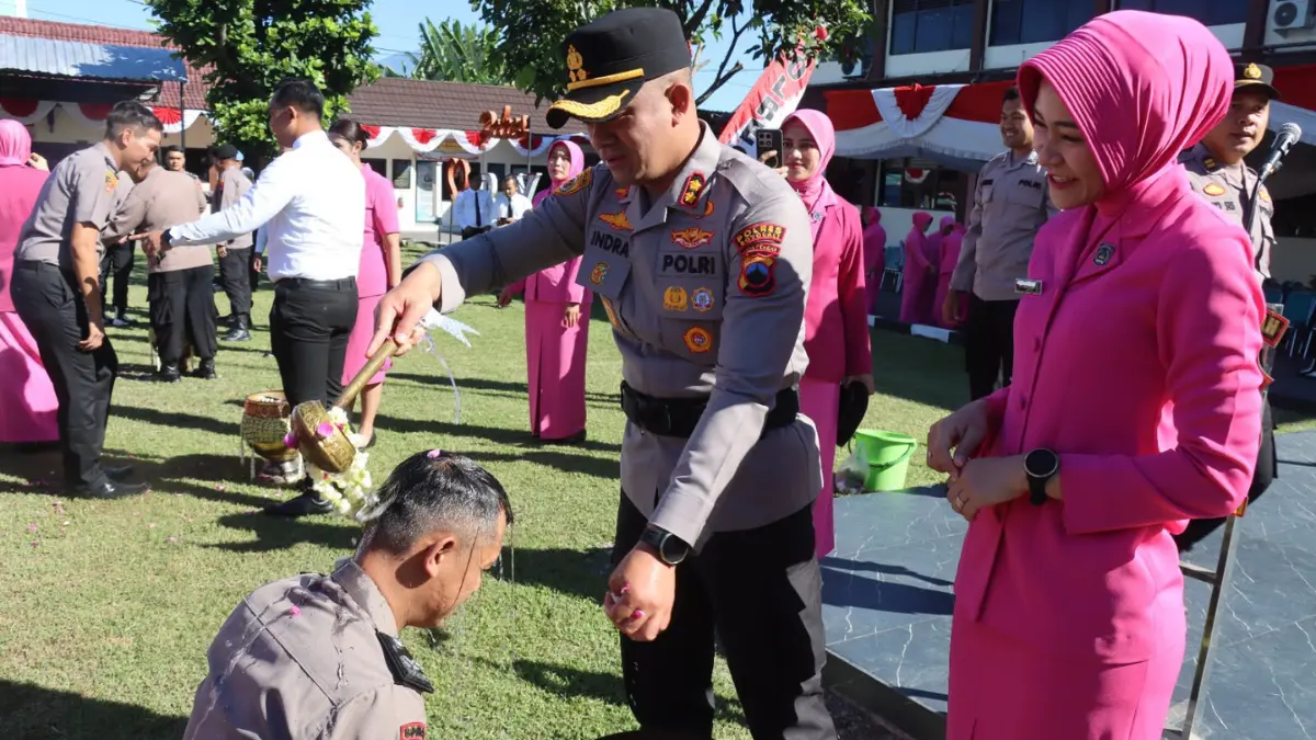 79 Personel Polres Boyolali Naik Pangkat, Kapolres Siram Air Kembang sebagai Simbol Penyucian Diri