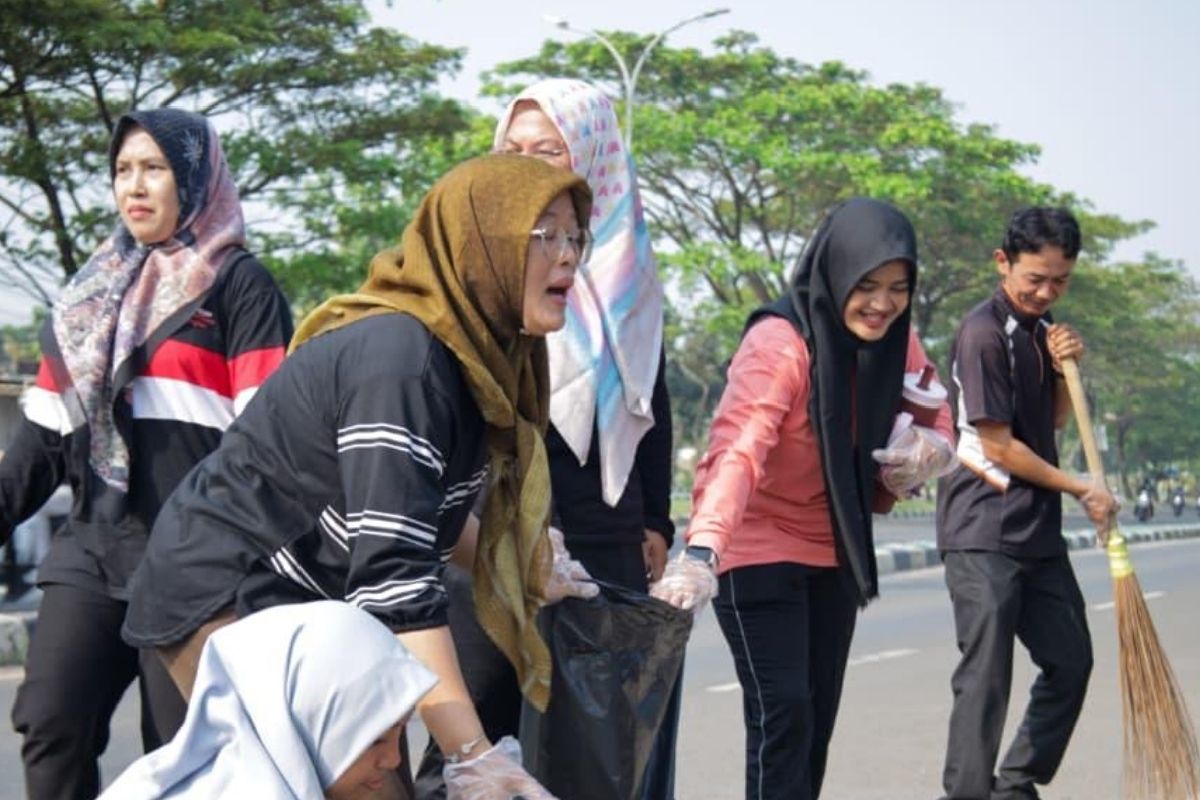 Sekretariat DPRD Banten Gelar Kerja Bakti Massal, Subhan Setiabudi Pimpin Langsung Pembersihan Kantor