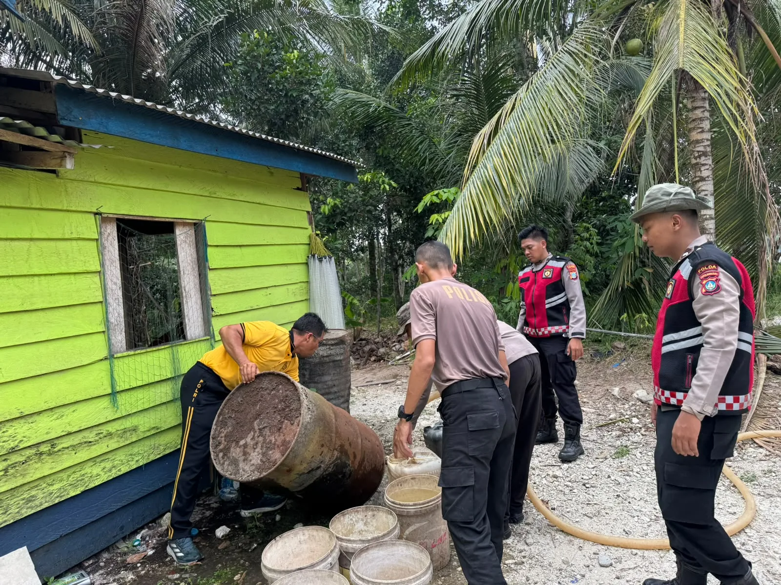 Polres Natuna Distribusikan Air Bersih ke Kampung Mahligai, Warga Terdampak Cuaca Panas Mulai Kesulitan Air