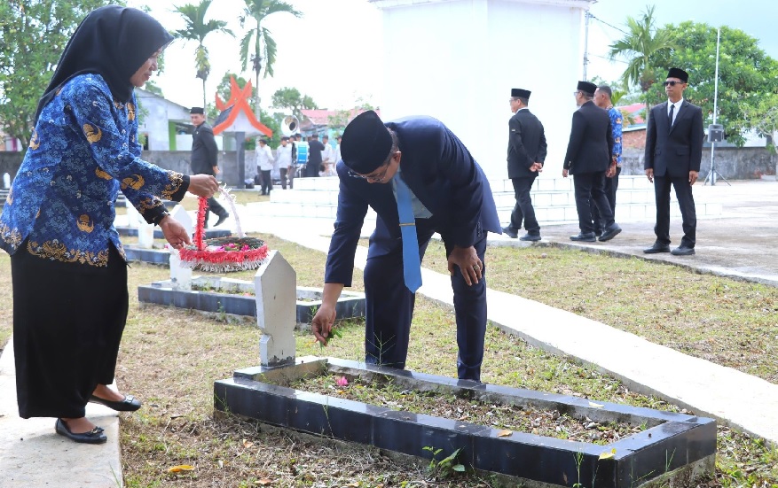 Bupati dan Wakil Bupati Tanjab Barat Tabur Bunga di Makam Pahlawan Usai Upacara Harkitnas ke-118