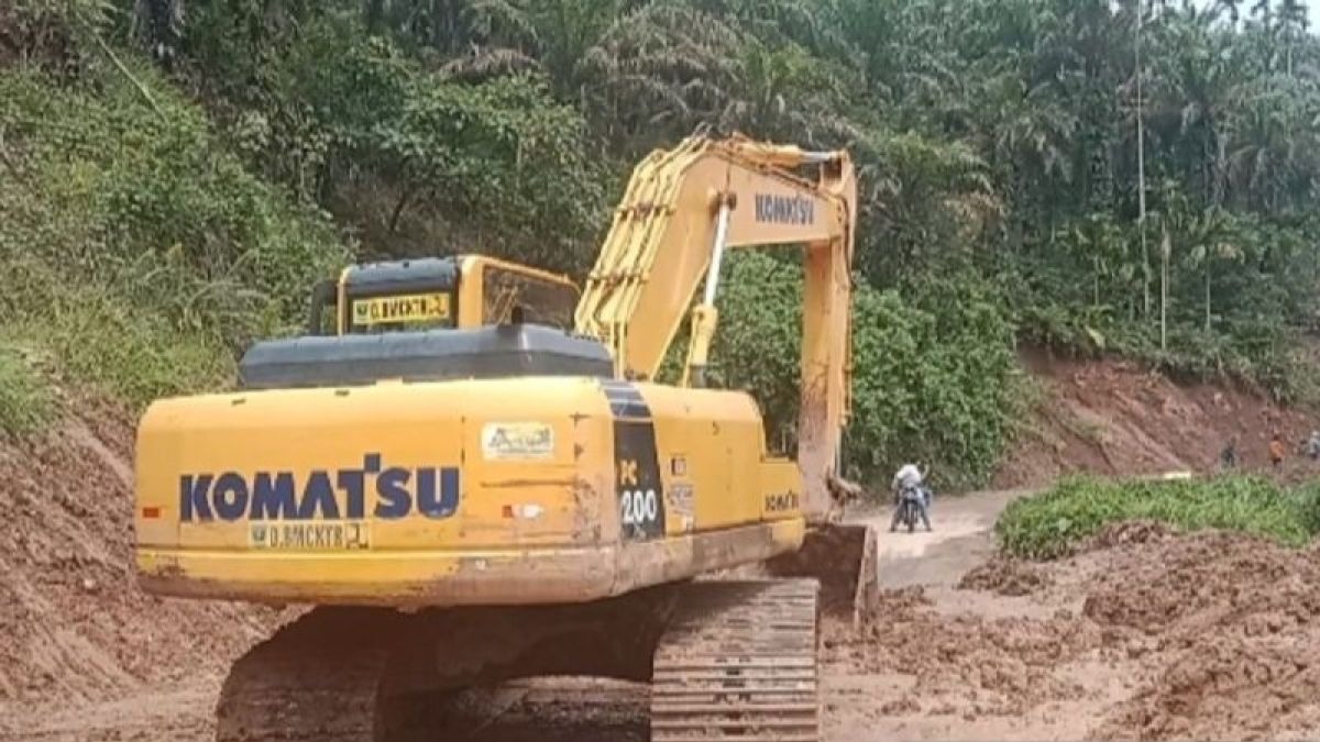 Jalan Ngungun Agam Terban, BMCKTR Kerahkan Ekskavator Darurat