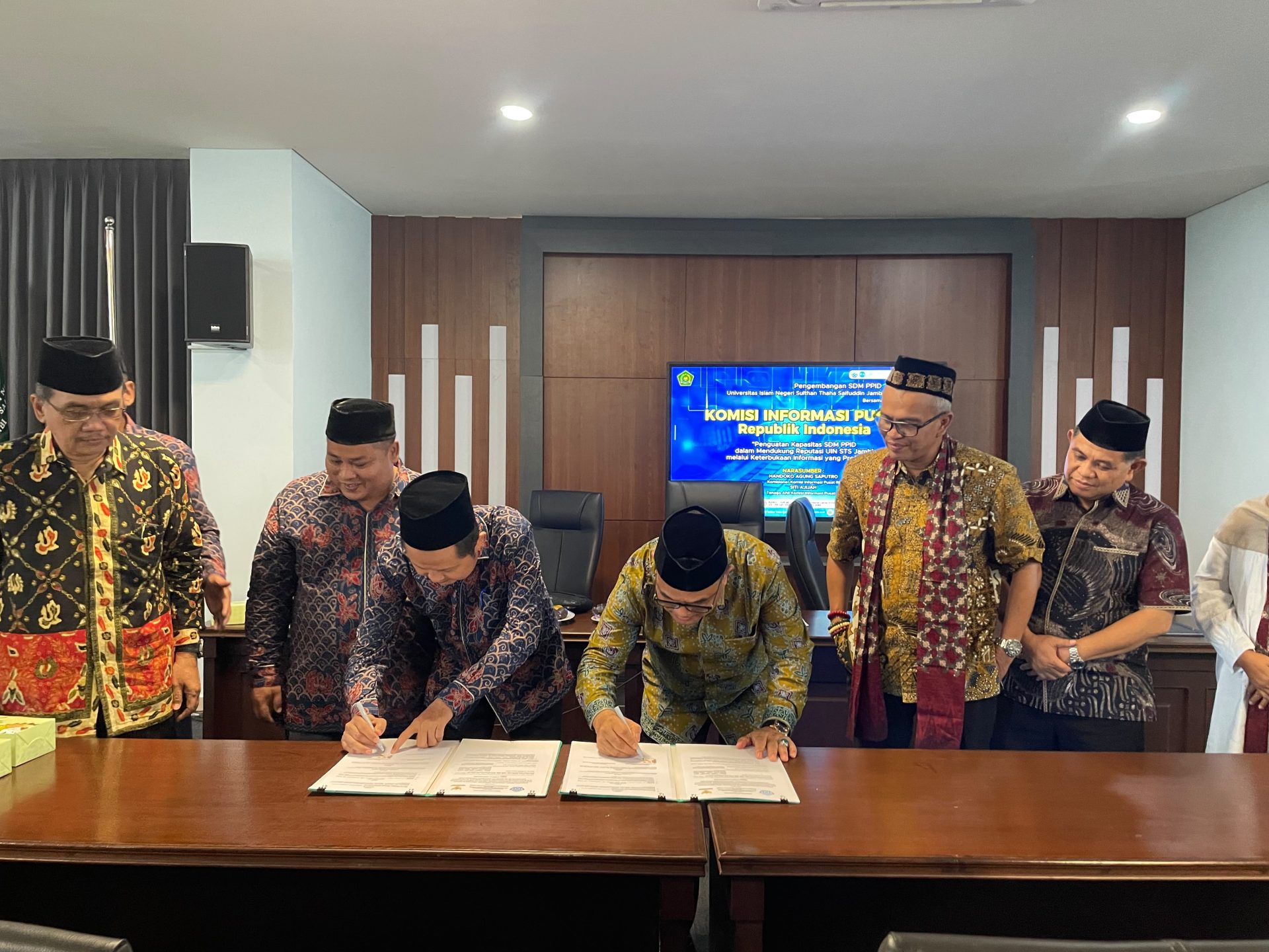 UIN STS Jambi dan Komisi Informasi Jambi Teken MoU, Bangun Budaya Transparan di Kampus