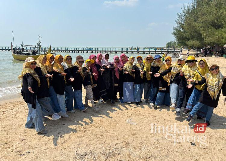Puluhan Lansia Pati Ikuti Outing Class Belajar Agama di Pantai Wates Rembang, Ada Senam hingga Permainan